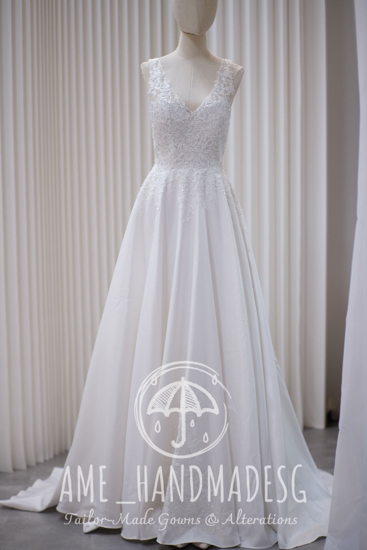 BG-WED-AME-10023 WEDDING GOWN LUX FABRIC HALF LACE WITH BEADED SIZE S BUST 80-84 WAIST 66-68