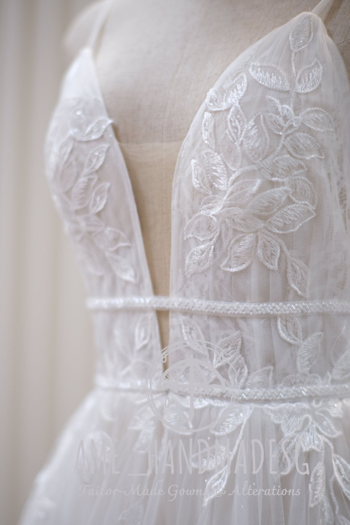 BG-WED-AME-10026 WEDDING GOWN PREMIUM FABRIC HALF LACE WITH BEADED SIZE S BUST 80-84 WAIST 64-66