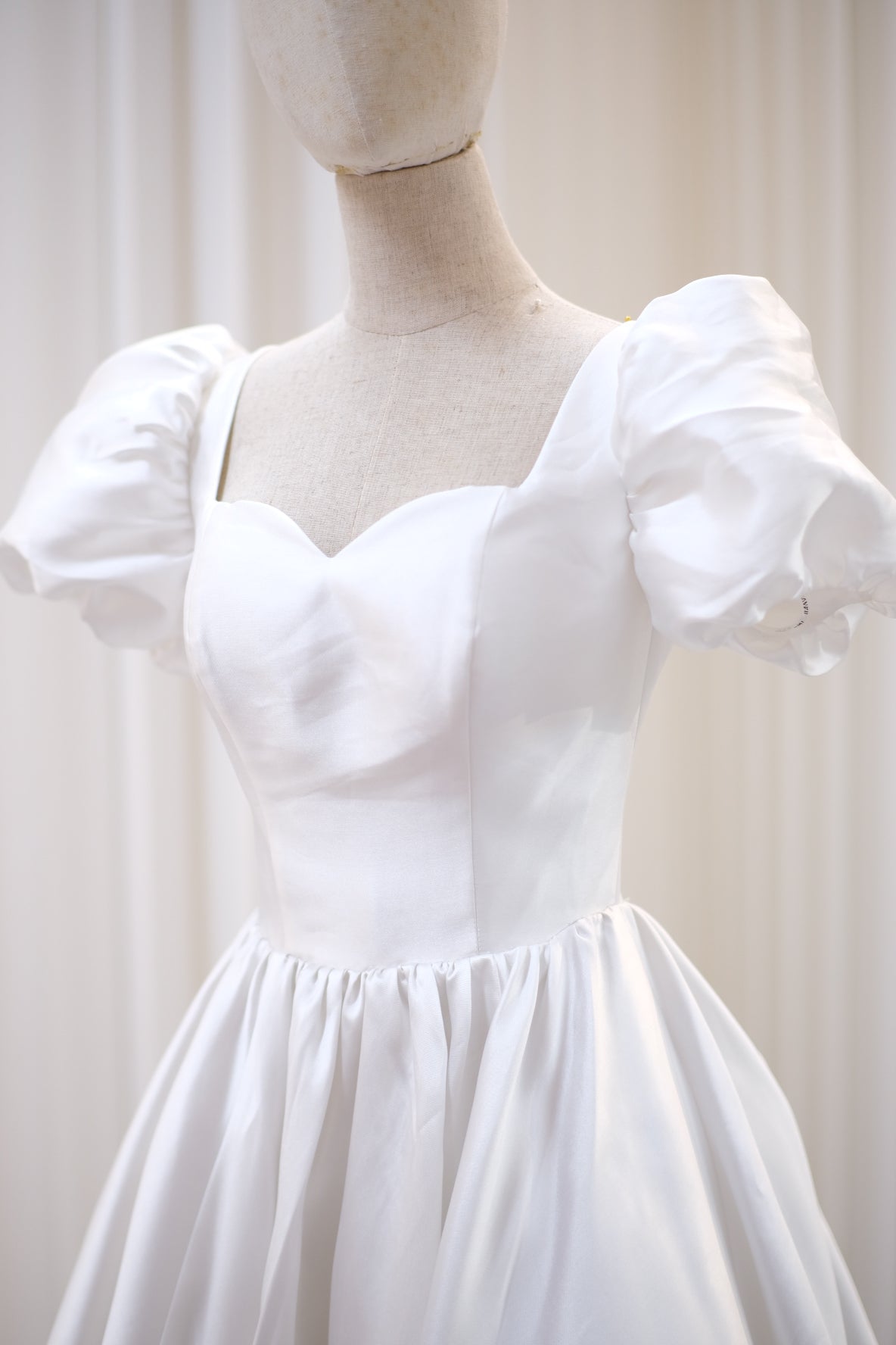 BG-WED-AME-10030 WEDDING GOWN LUX FABRIC PLAIN WITH PLATED SIZE S BUST 80-84 WAIST 66-68 HIPS 96