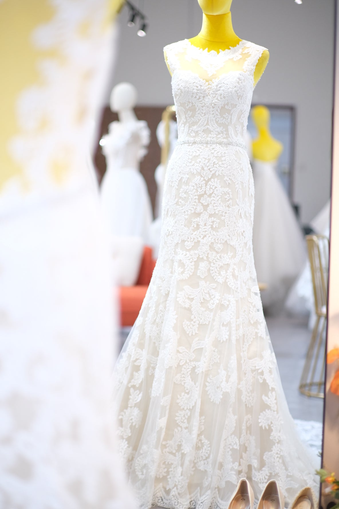BG-WED-AME-10038 WEDDING GOWN LUX FABRIC FULL APLIQUE LACE WITH BEADED SIZE M BUST 84-86 WAIST 68-70