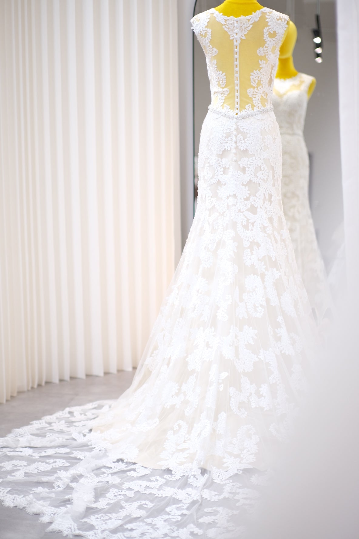 BG-WED-AME-10038 WEDDING GOWN LUX FABRIC FULL APLIQUE LACE WITH BEADED SIZE M BUST 84-86 WAIST 68-70