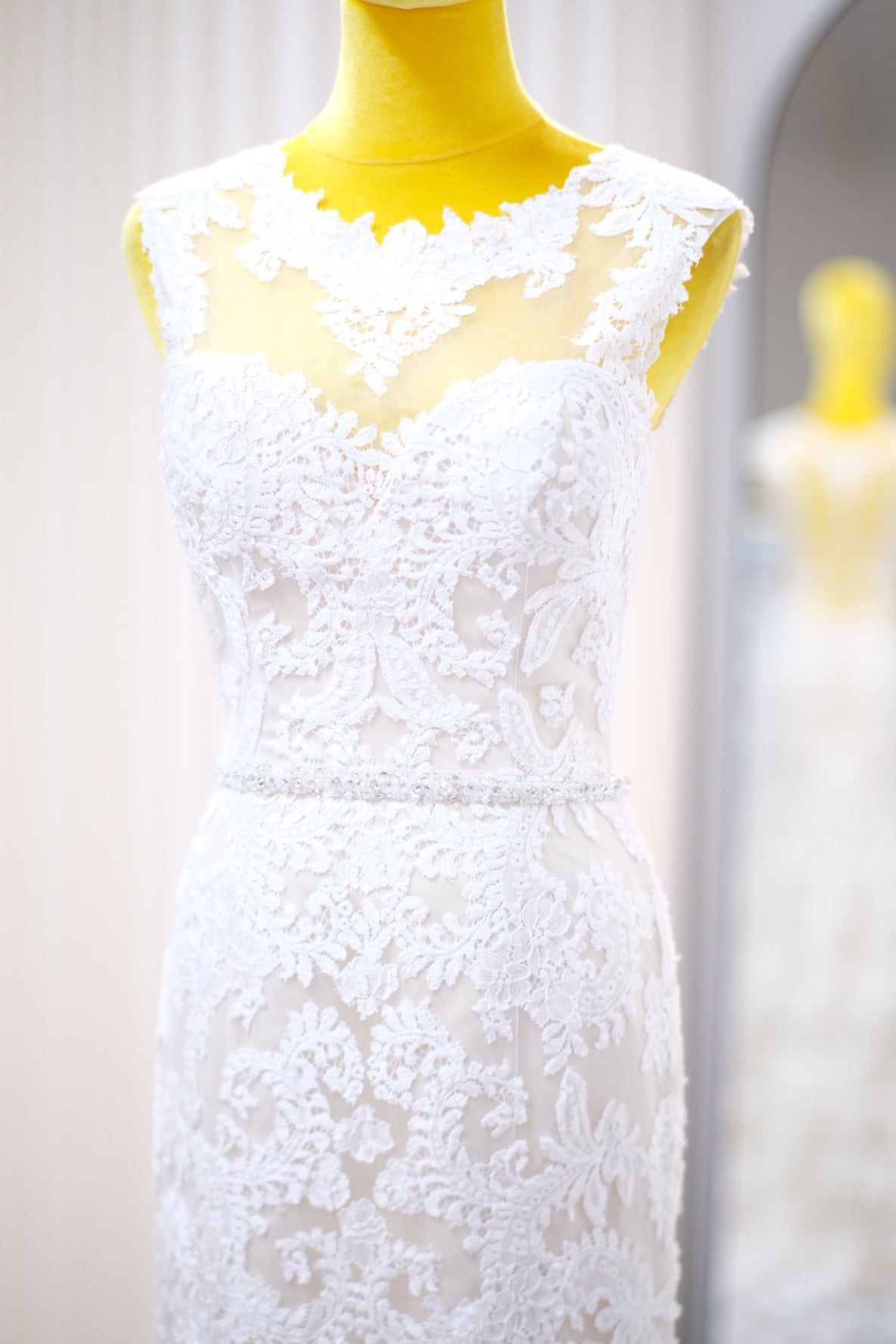 BG-WED-AME-10038 WEDDING GOWN LUX FABRIC FULL APLIQUE LACE WITH BEADED SIZE M BUST 84-86 WAIST 68-70