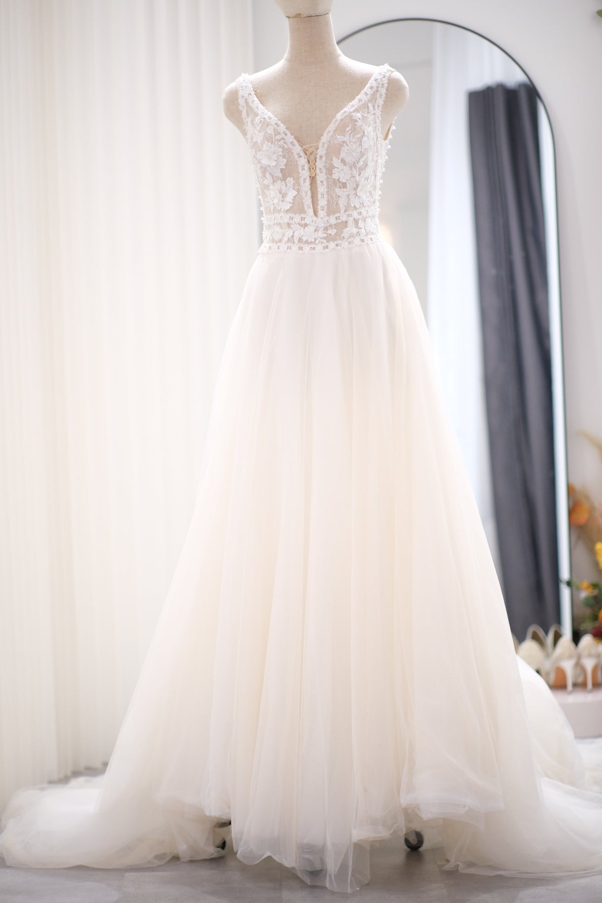 BG-WED-AME-10040 WEDDING GOWN LUX FABRIC HALF LACE WITH BEADED SIZE S BUST 80-84 WAIST 64-68 HIPS 94