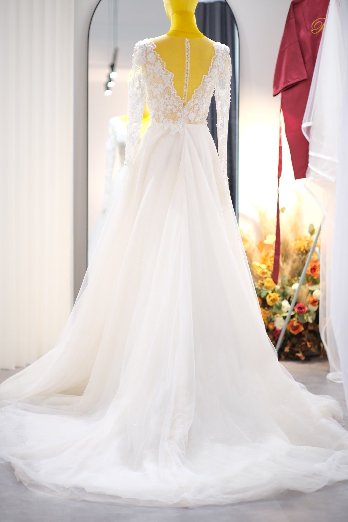 BG-WED-AME-10039 WEDDING GOWN LUX FABRIC, HALF LACE WITH BEADED AND GLITER FABRIC SIZE S BUST 80-84 WAIST 66-68 HIPS 96