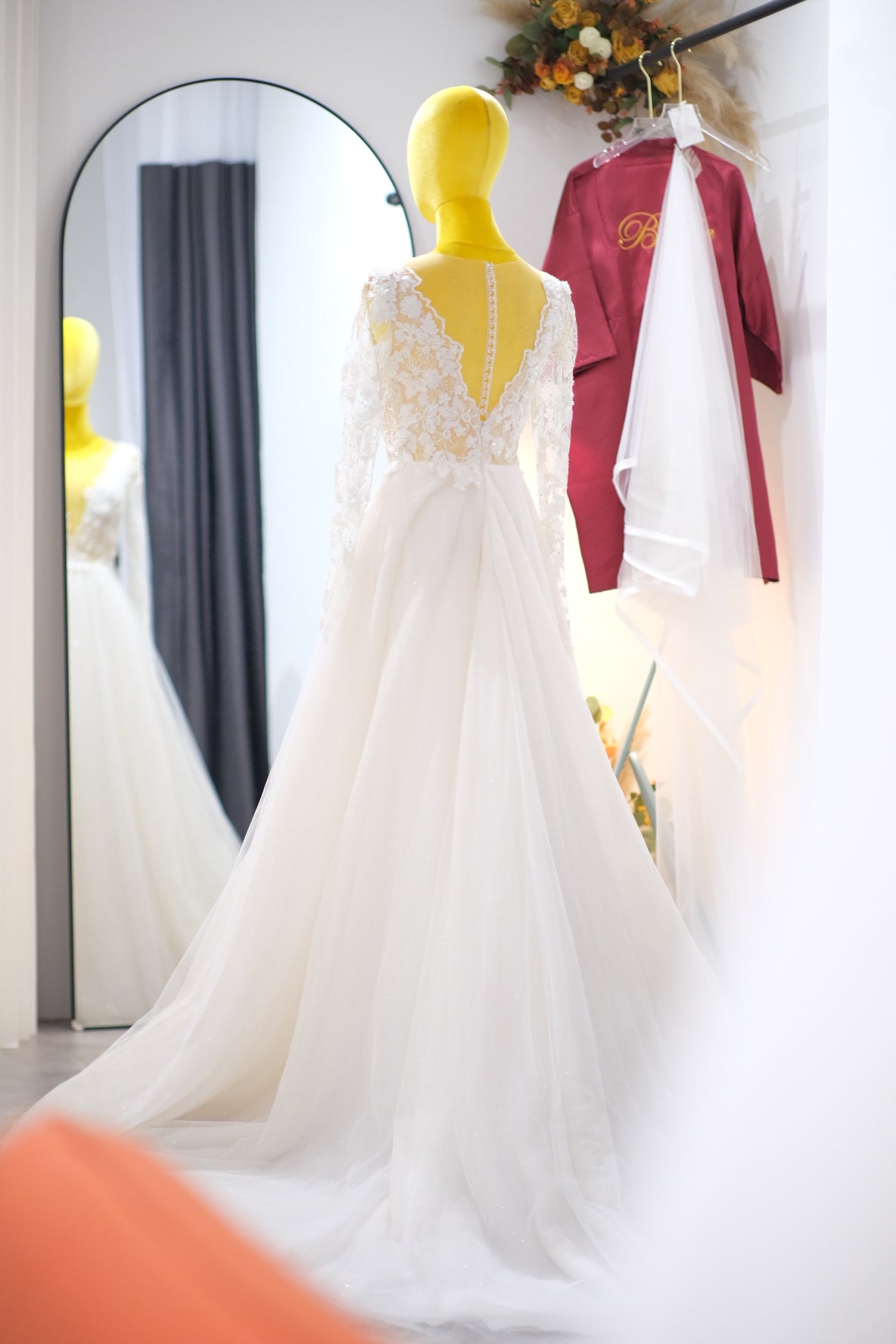 BG-WED-AME-10039 WEDDING GOWN LUX FABRIC, HALF LACE WITH BEADED AND GLITER FABRIC SIZE S BUST 80-84 WAIST 66-68 HIPS 96
