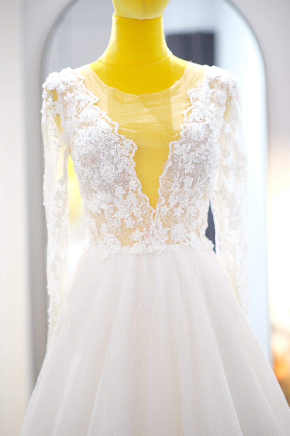 BG-WED-AME-10039 WEDDING GOWN LUX FABRIC, HALF LACE WITH BEADED AND GLITER FABRIC SIZE S BUST 80-84 WAIST 66-68 HIPS 96