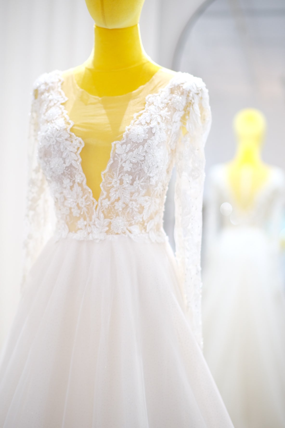 BG-WED-AME-10039 WEDDING GOWN LUX FABRIC, HALF LACE WITH BEADED AND GLITER FABRIC SIZE S BUST 80-84 WAIST 66-68 HIPS 96