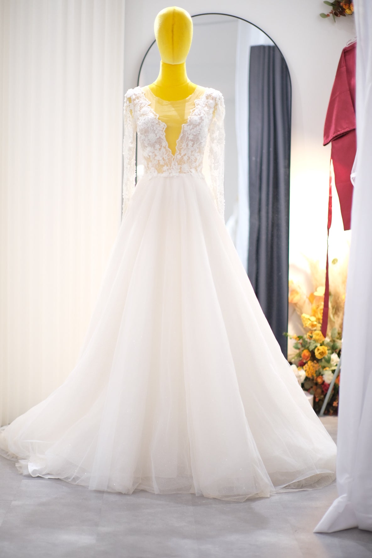 BG-WED-AME-10039 WEDDING GOWN LUX FABRIC, HALF LACE WITH BEADED AND GLITER FABRIC SIZE S BUST 80-84 WAIST 66-68 HIPS 96
