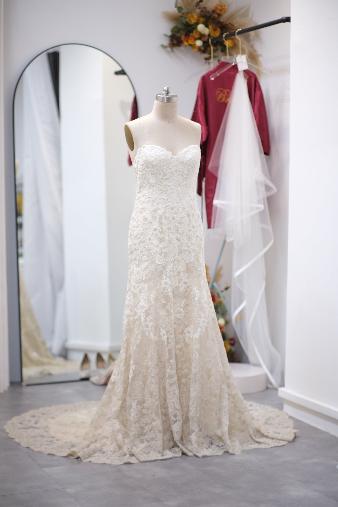 BG-WED-AME-10042 WEDDING GOWN LUX FABRIC FULL FABRIC LACE WITH BEADED SIZE S BUST 86-90 WAIST 70-72 HIP 100