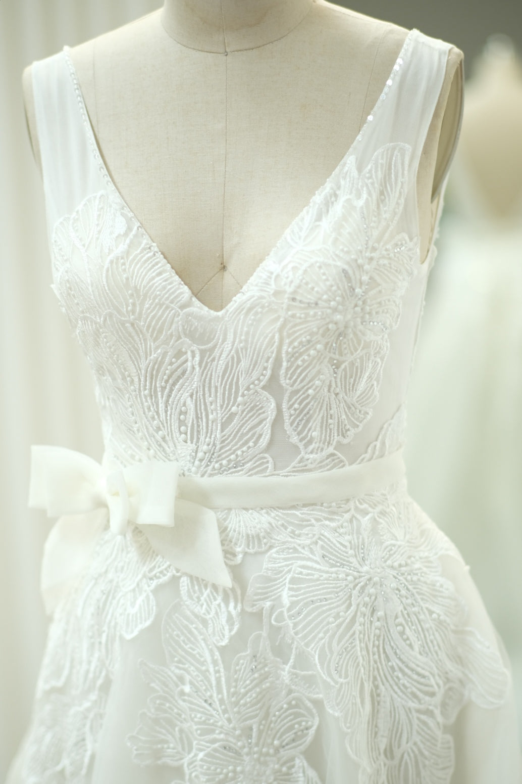 BG-WED-AME-10044 WEDDING GOWN LUX FABRIC HALF LACE WITH BEADED SIZE S BUST 80-84 WAIST 64-68 HIPS 94