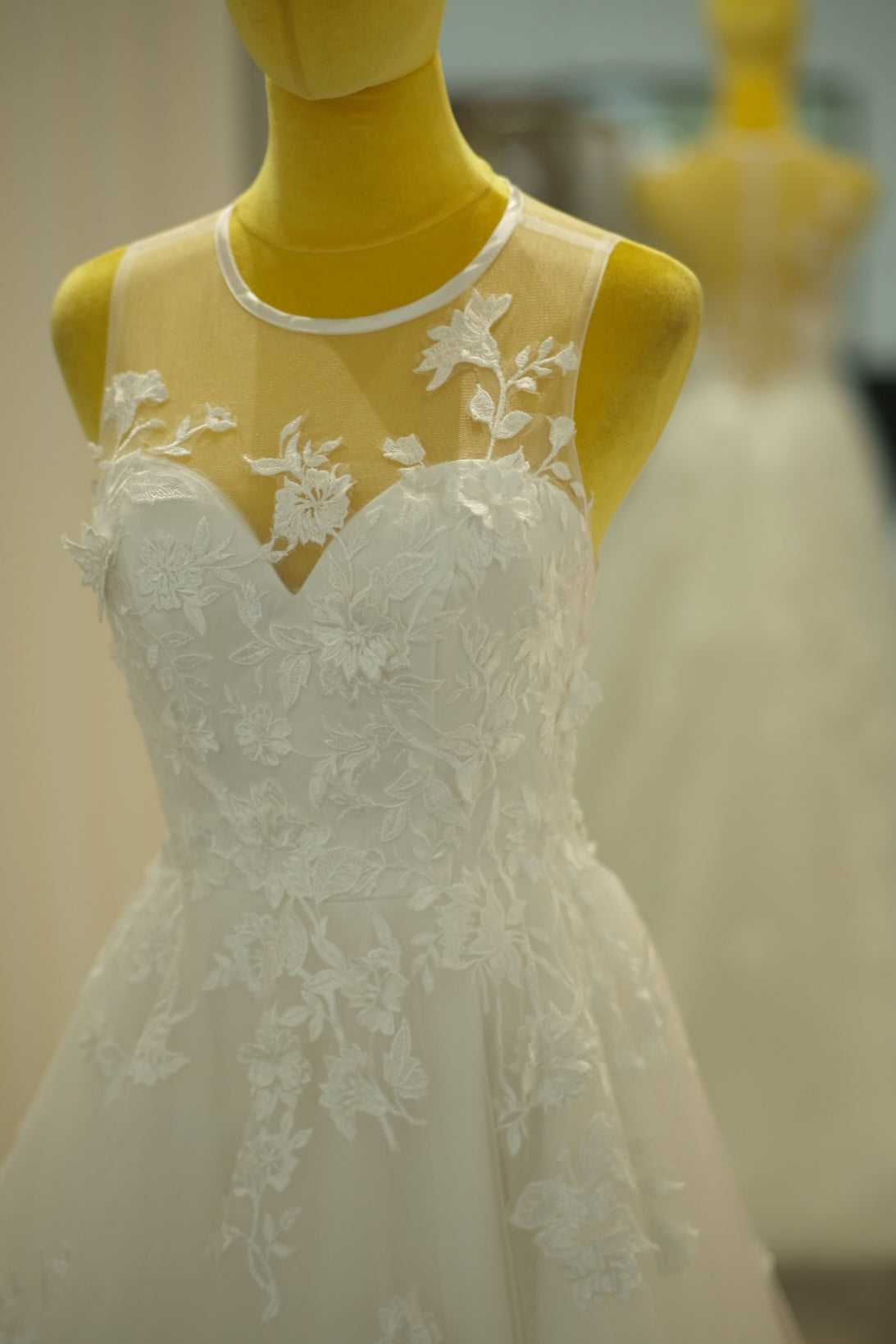 BG-WED-AME-10048 WEDDING GOWN LUX FABRIC HALF LACE WITH 3D LACE SIZE M BUST 84-86 WAIST 68-70 HIPS 98