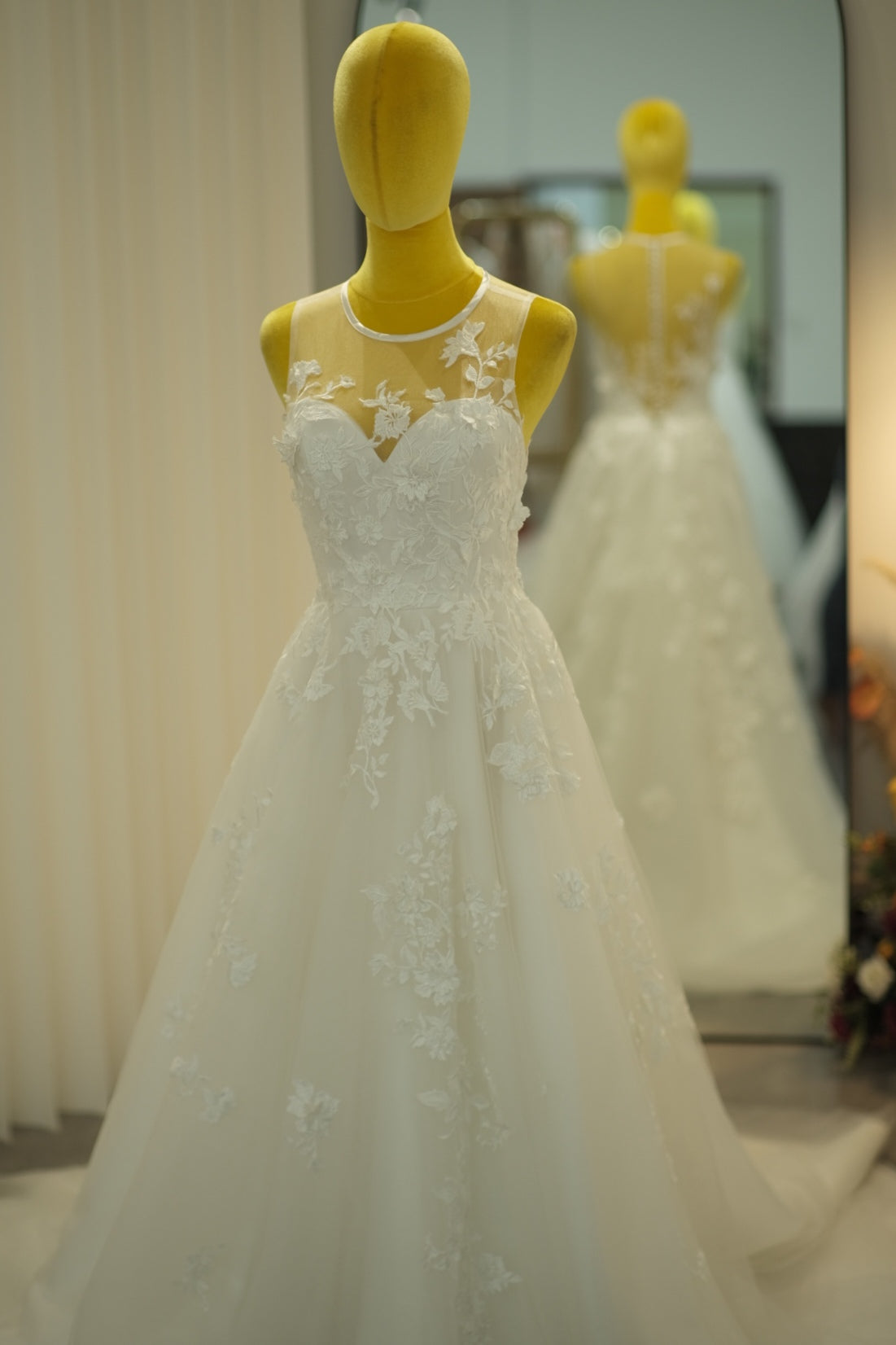 BG-WED-AME-10048 WEDDING GOWN LUX FABRIC HALF LACE WITH 3D LACE SIZE M BUST 84-86 WAIST 68-70 HIPS 98