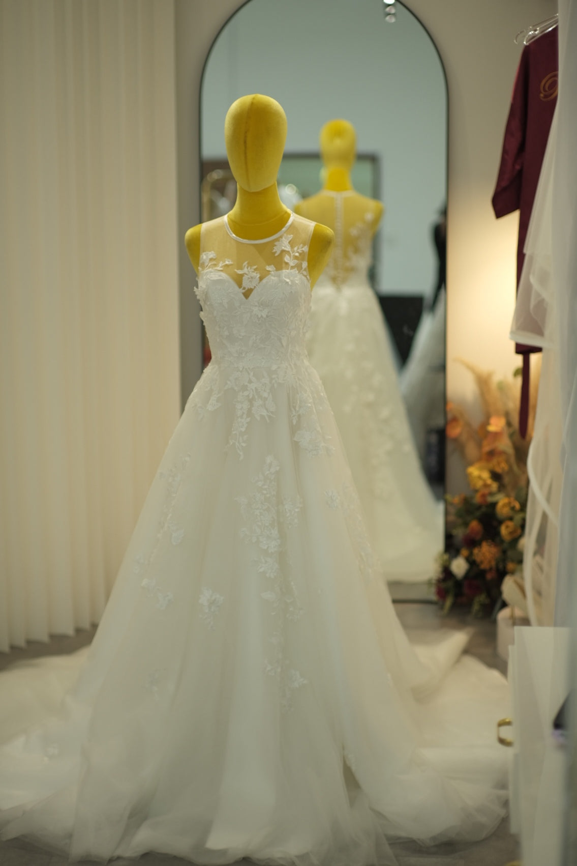BG-WED-AME-10048 WEDDING GOWN LUX FABRIC HALF LACE WITH 3D LACE SIZE M BUST 84-86 WAIST 68-70 HIPS 98