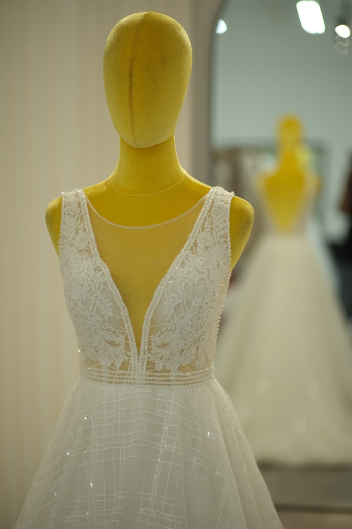 BG-WED-AME-10047 WEDDING GOWN LUX FABRIC HALF LACE WITH BEADED SIZE M BUST 84-86 WAIST 68-70 HIPS 98