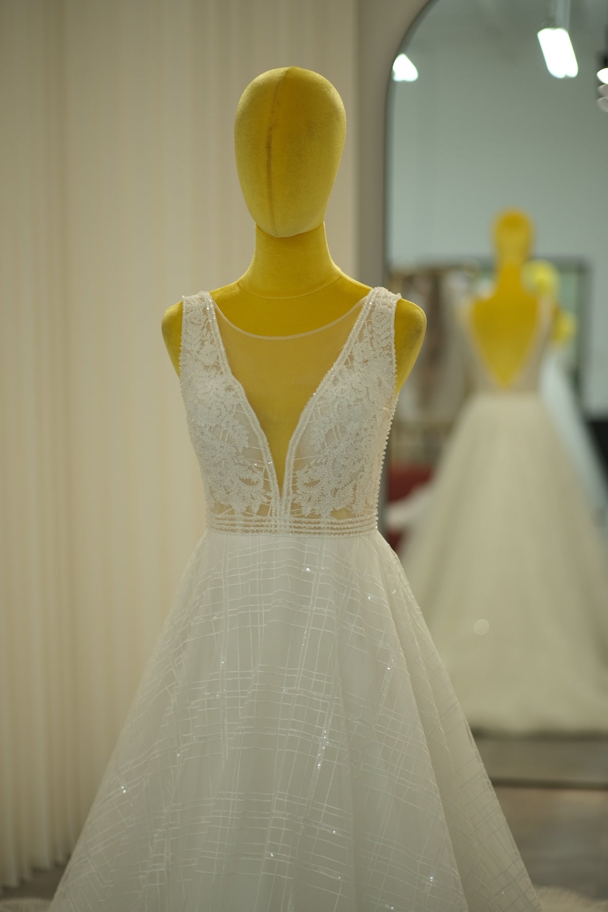 BG-WED-AME-10047 WEDDING GOWN LUX FABRIC HALF LACE WITH BEADED SIZE M BUST 84-86 WAIST 68-70 HIPS 98