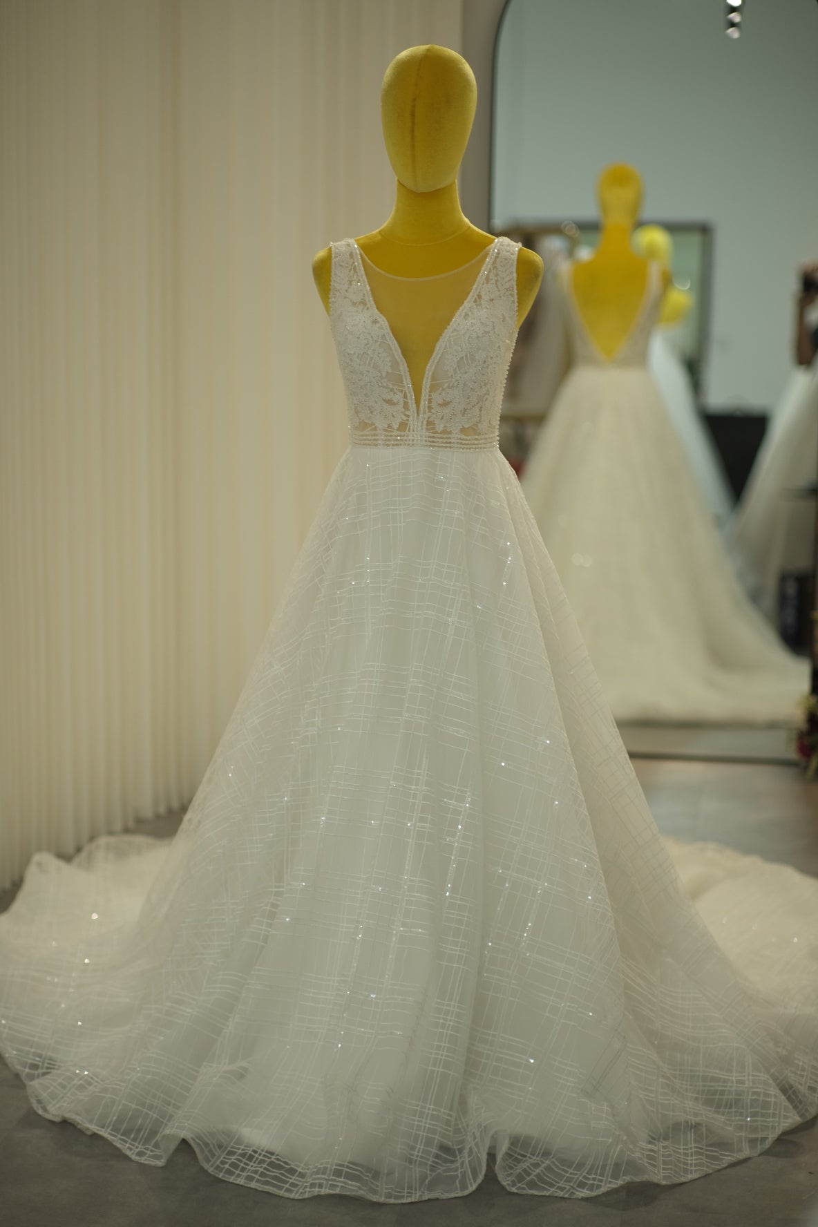BG-WED-AME-10047 WEDDING GOWN LUX FABRIC HALF LACE WITH BEADED SIZE M BUST 84-86 WAIST 68-70 HIPS 98