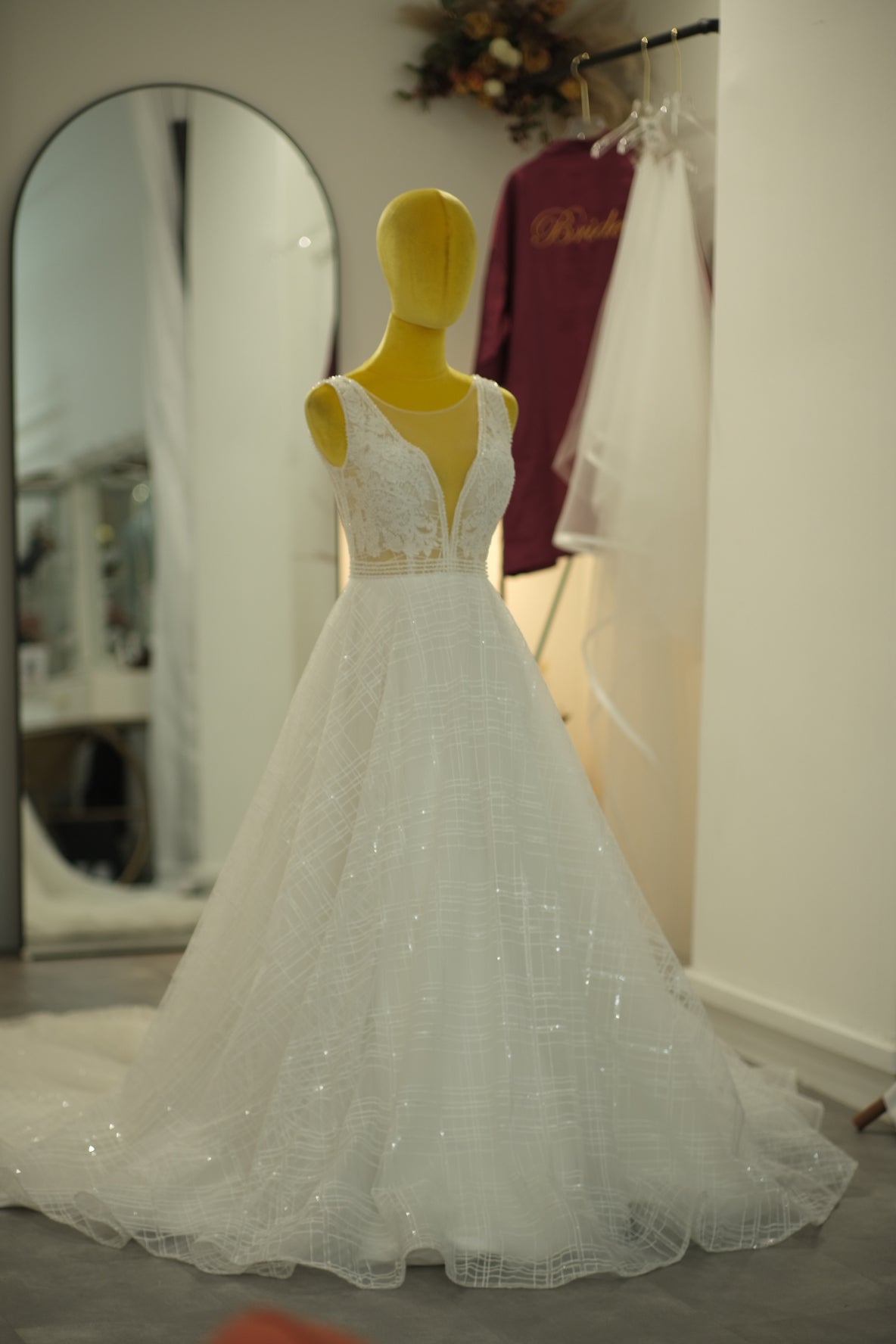 BG-WED-AME-10047 WEDDING GOWN LUX FABRIC HALF LACE WITH BEADED SIZE M BUST 84-86 WAIST 68-70 HIPS 98