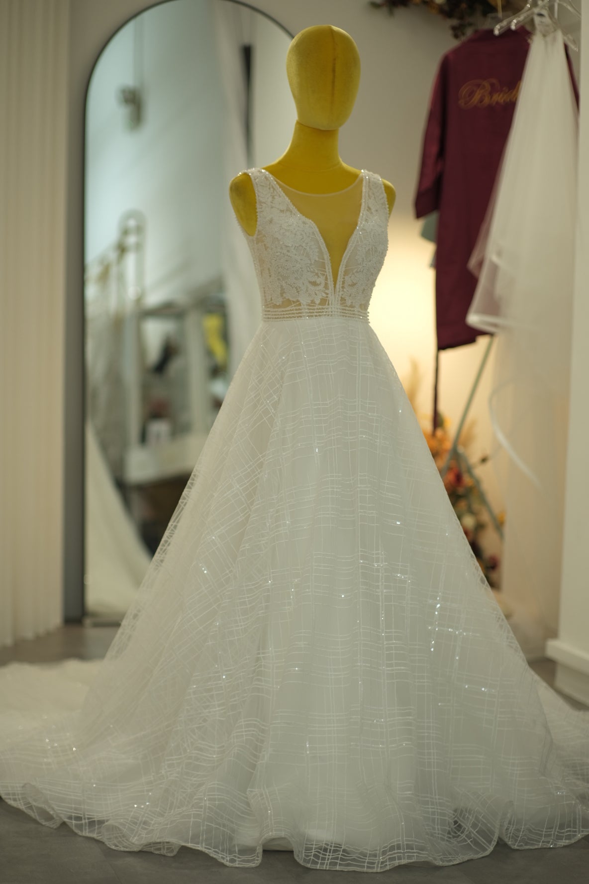 BG-WED-AME-10047 WEDDING GOWN LUX FABRIC HALF LACE WITH BEADED SIZE M BUST 84-86 WAIST 68-70 HIPS 98
