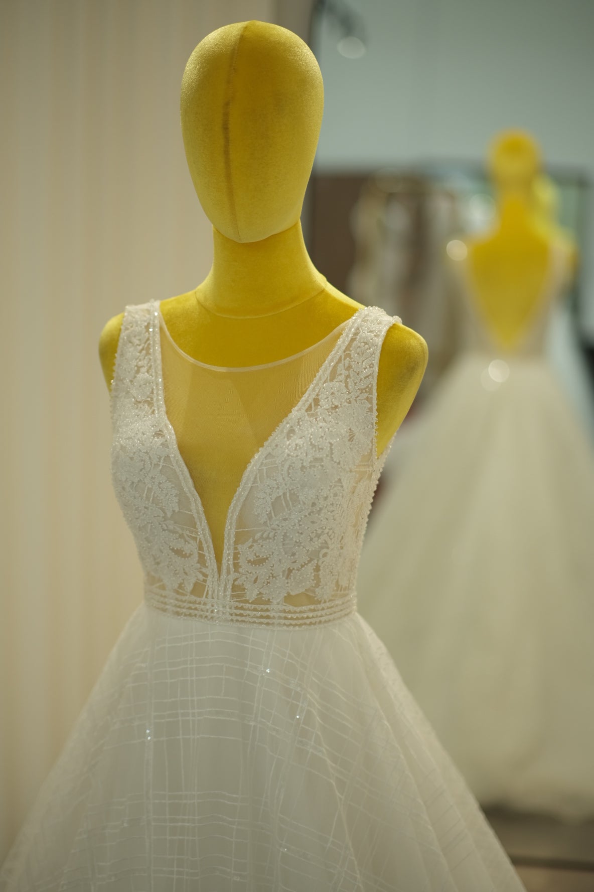 BG-WED-AME-10047 WEDDING GOWN LUX FABRIC HALF LACE WITH BEADED SIZE M BUST 84-86 WAIST 68-70 HIPS 98
