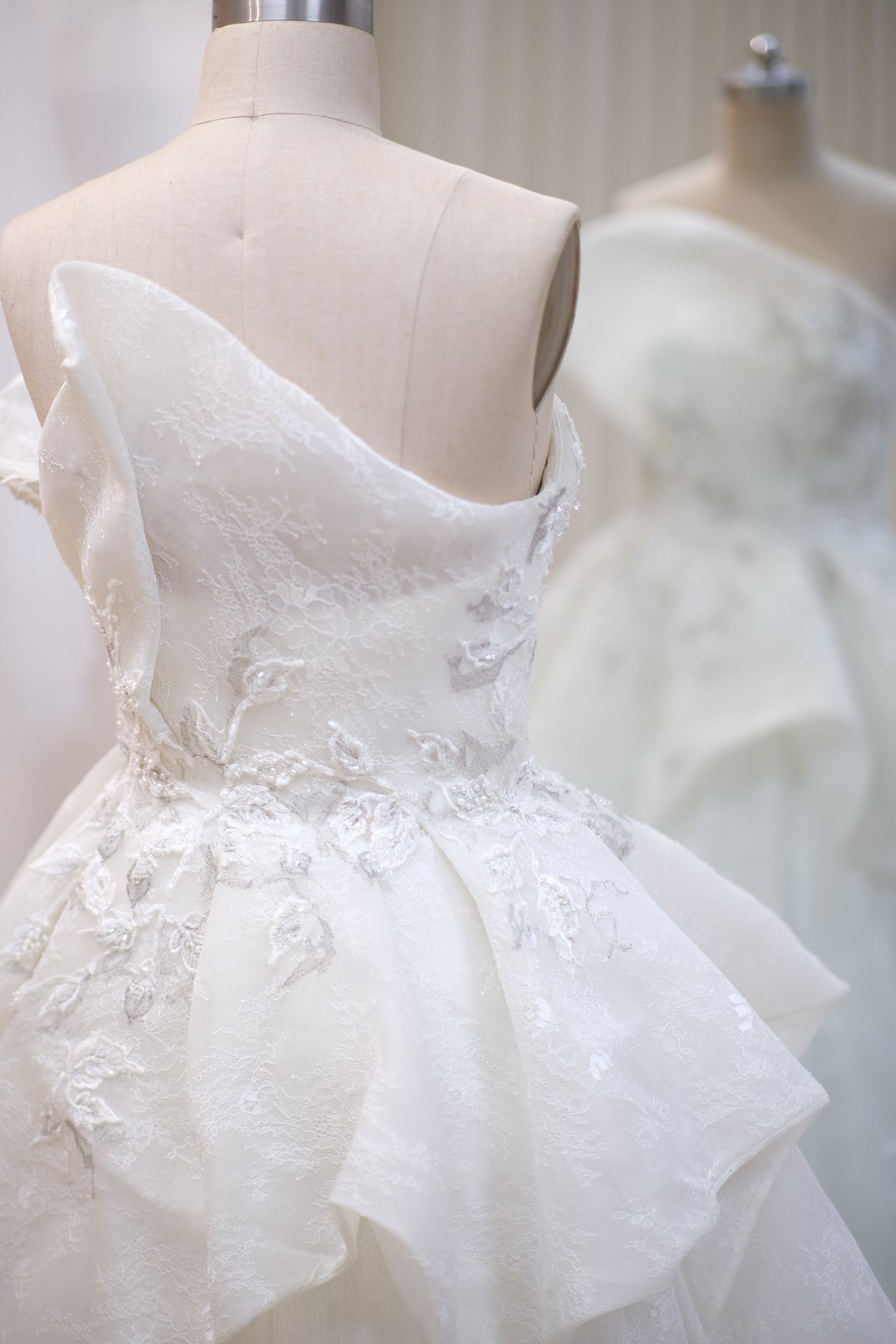 BG-WED-AME-10056 WEDDING GOWN LUX FABRIC FULL Fabric LACE WITH BEADED SIZE L BUST 88-90 WAIST 68-70