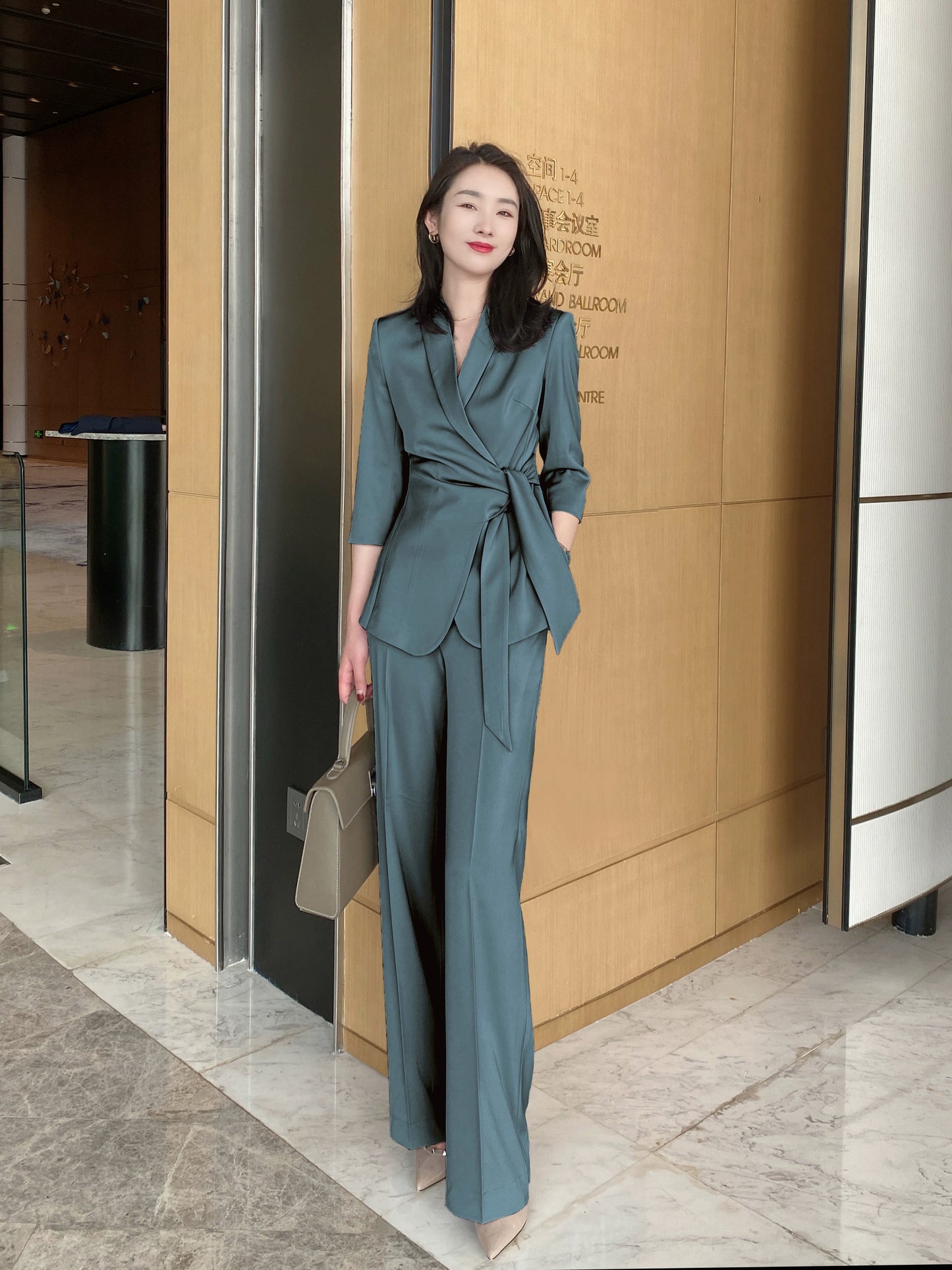 Elegant Green Fitted Classic Suit with Brace and Trousers