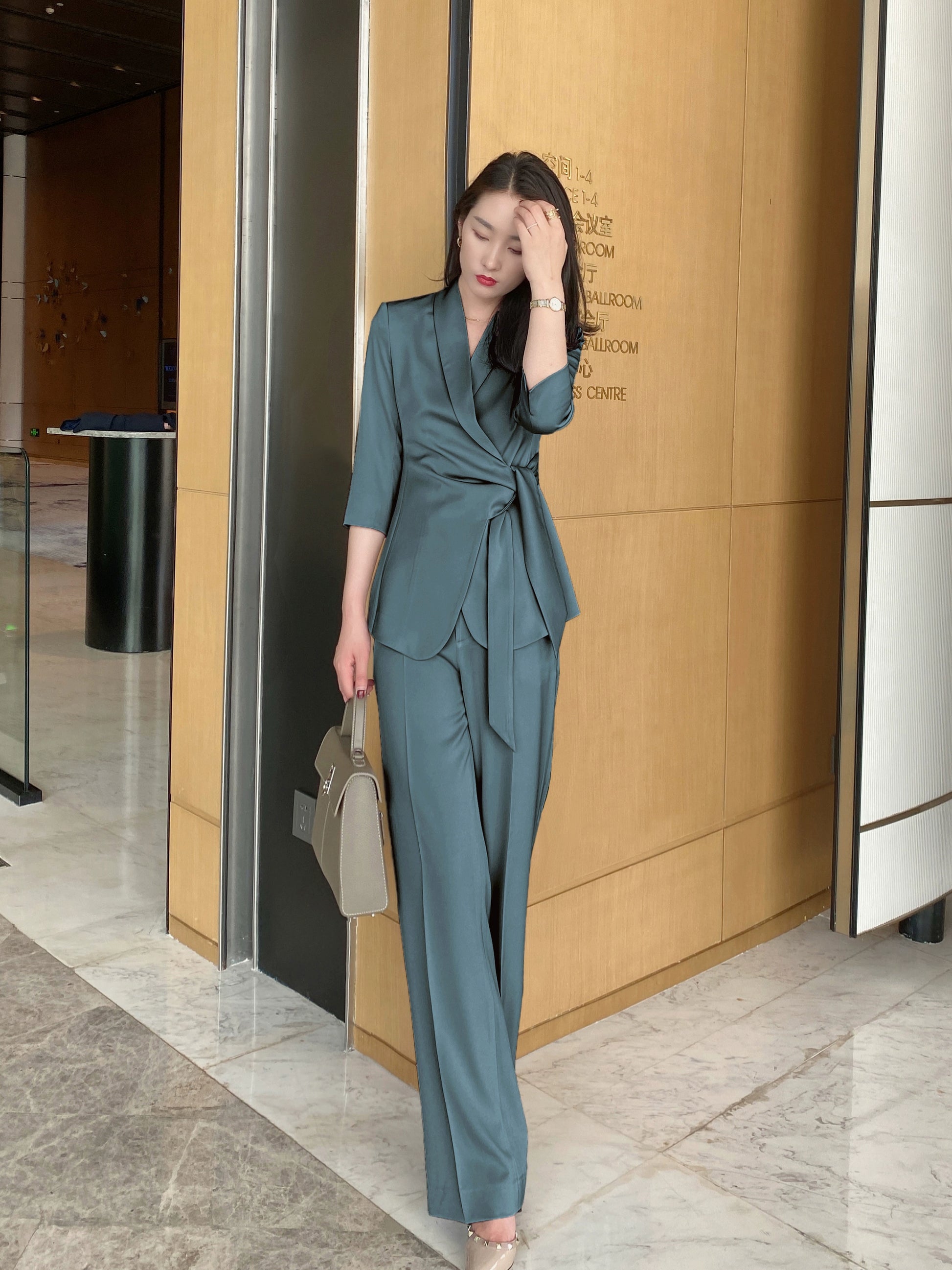 Elegant Green Fitted Classic Suit with Brace and Trousers