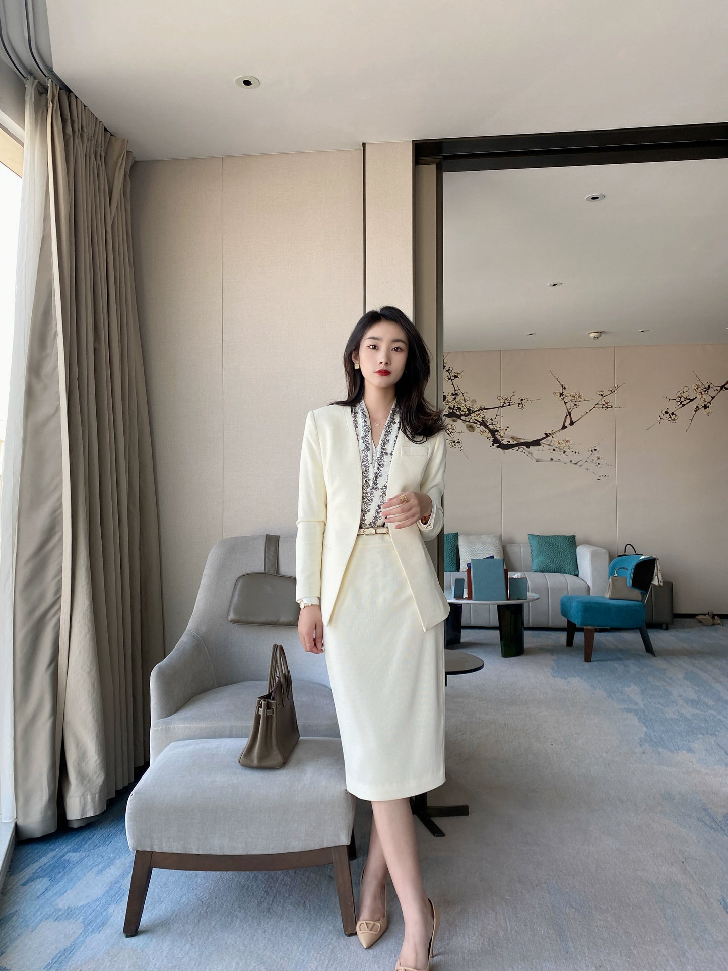 Off-White Elegant Fitted Jacket with Matching Skirt Chanel Style