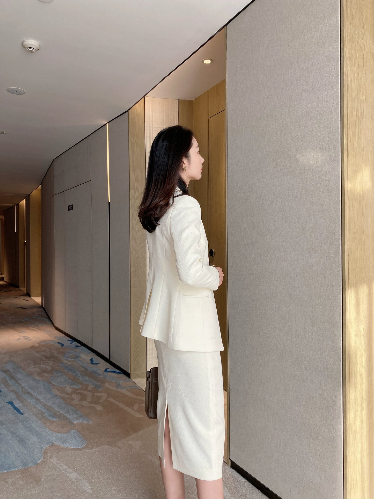 Off-White Elegant Fitted Jacket with Matching Skirt Chanel Style