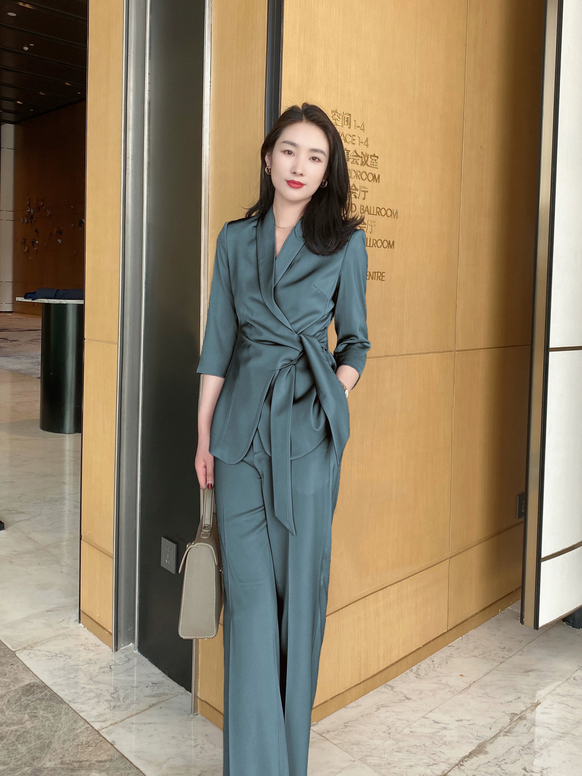 Elegant Green Fitted Classic Suit with Brace and Trousers