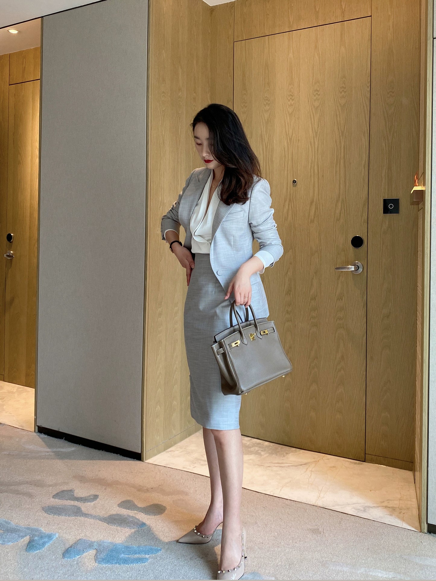 Light Grey Autumn Classic Suit – Fitted Jacket & Hip‑Accented Skirt