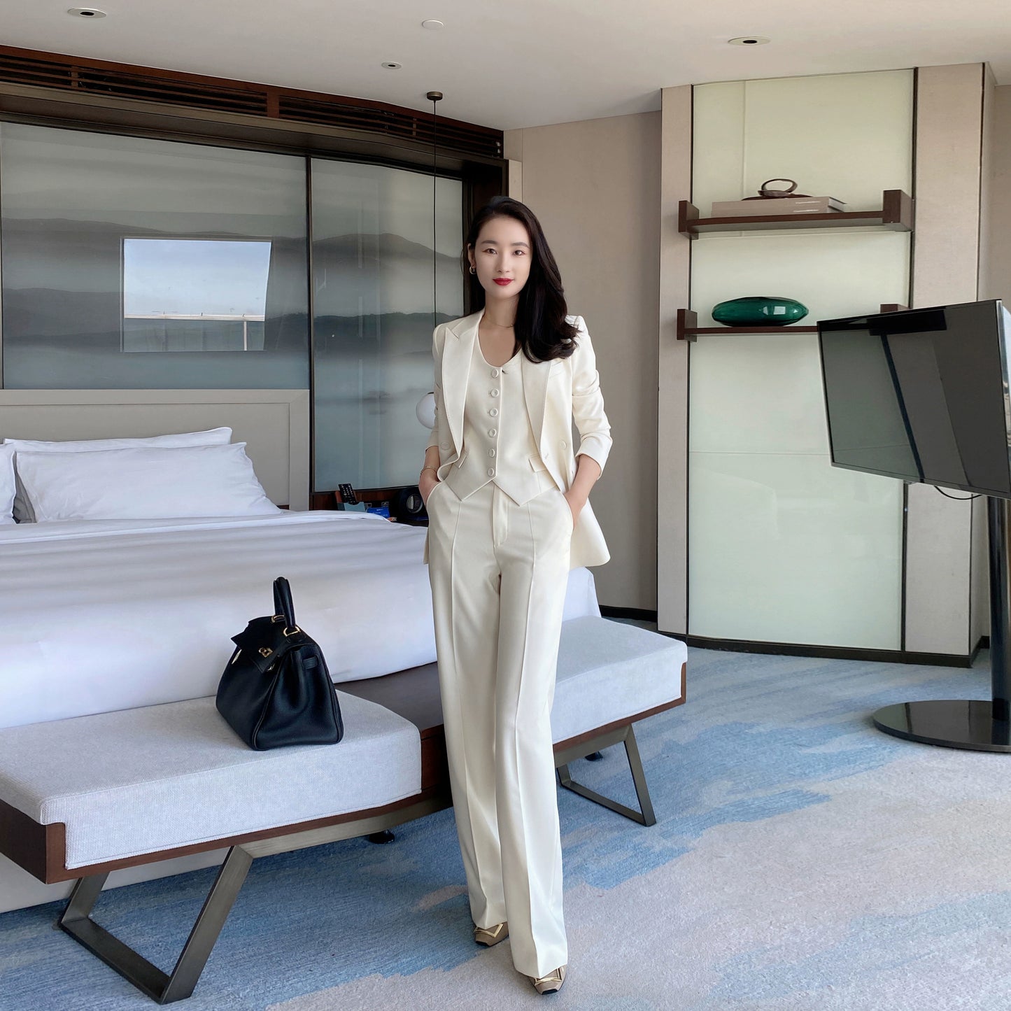 Elegant Off-White Slim-Fit 3-Piece Women's Suit Set for Professionals