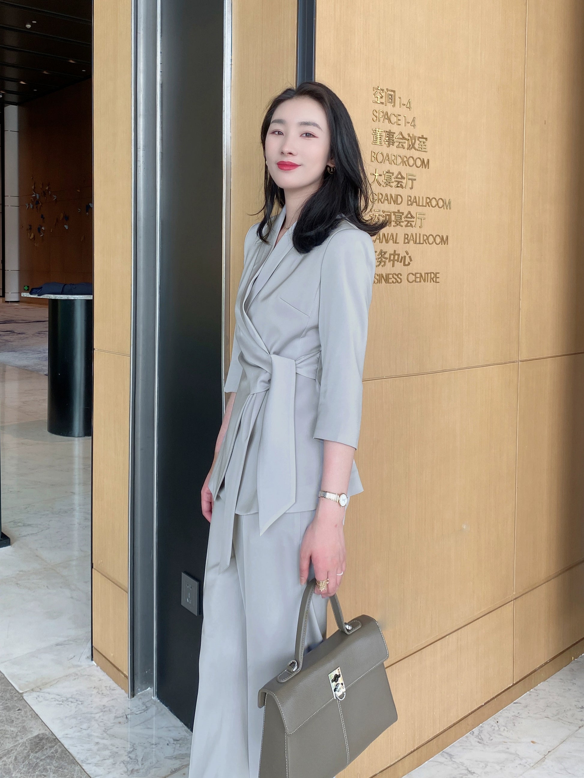 Summer Soft Fitted Suit with Brace and Loose Straight Trousers