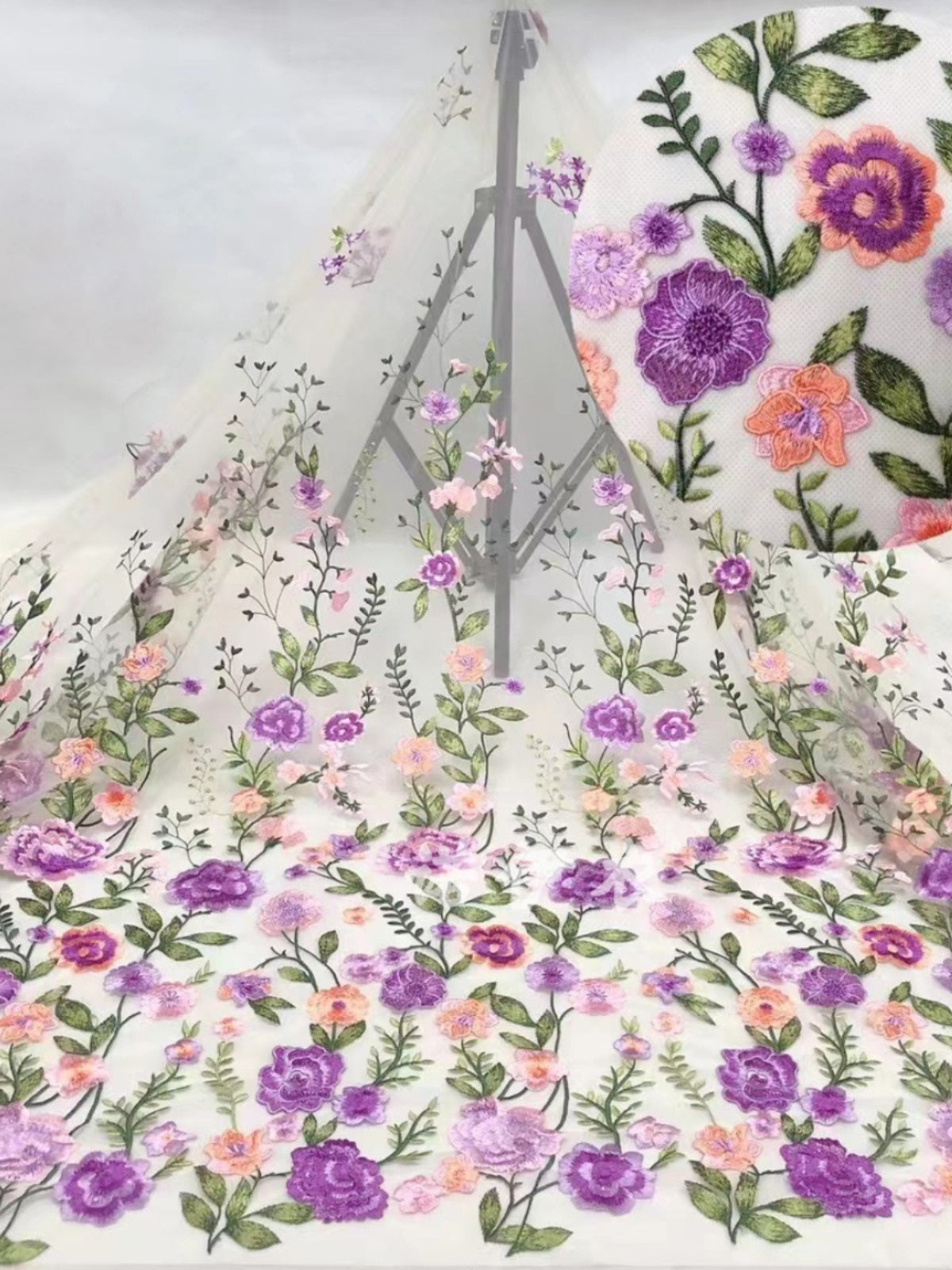 Color three-dimensional floral embroidery lace mesh fabric flower fairy water soluble embroidery dress dress Dai clothing fabric