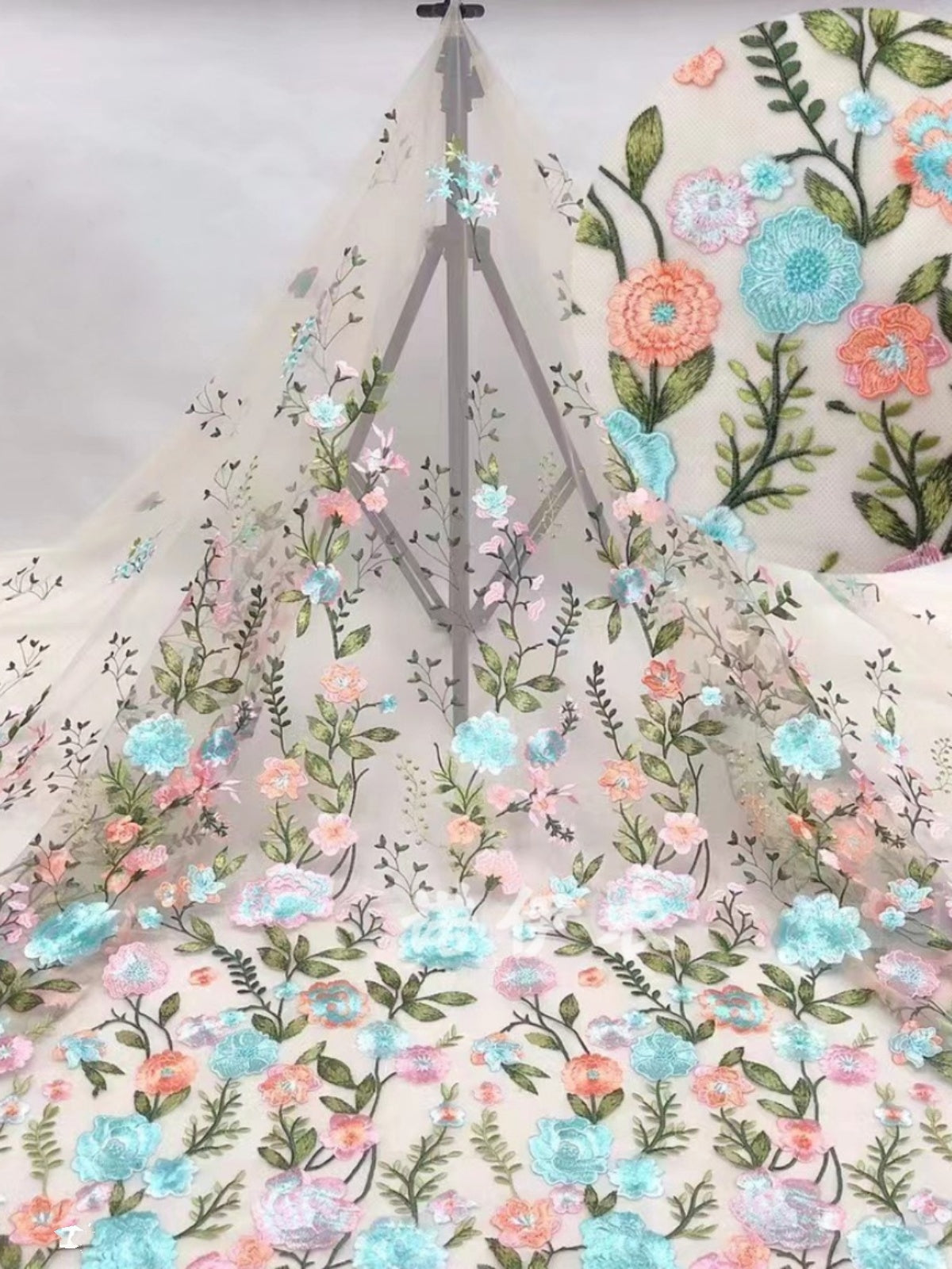 Color three-dimensional floral embroidery lace mesh fabric flower fairy water soluble embroidery dress dress Dai clothing fabric