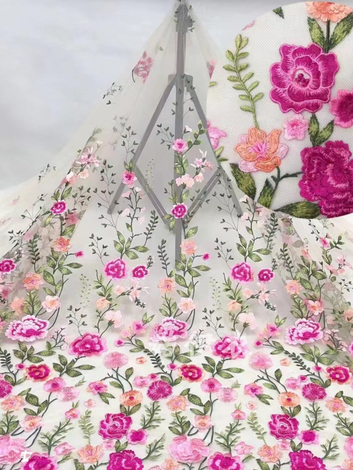 Color three-dimensional floral embroidery lace mesh fabric flower fairy water soluble embroidery dress dress Dai clothing fabric