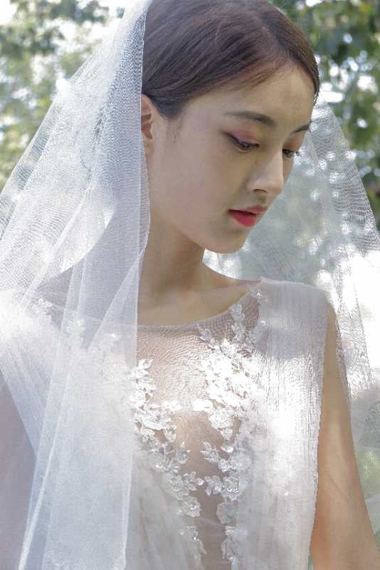 Light luxury champagne gold nude color outdoor sunshine realistic lawn wedding light yarn retro Sen tied out light wedding dress.
