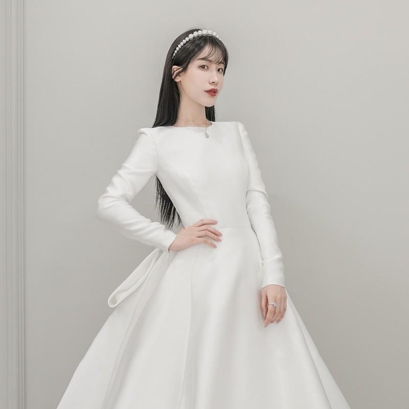 New long sleeve satin slim wedding dress French court simple bride wedding go out yarn super immortal