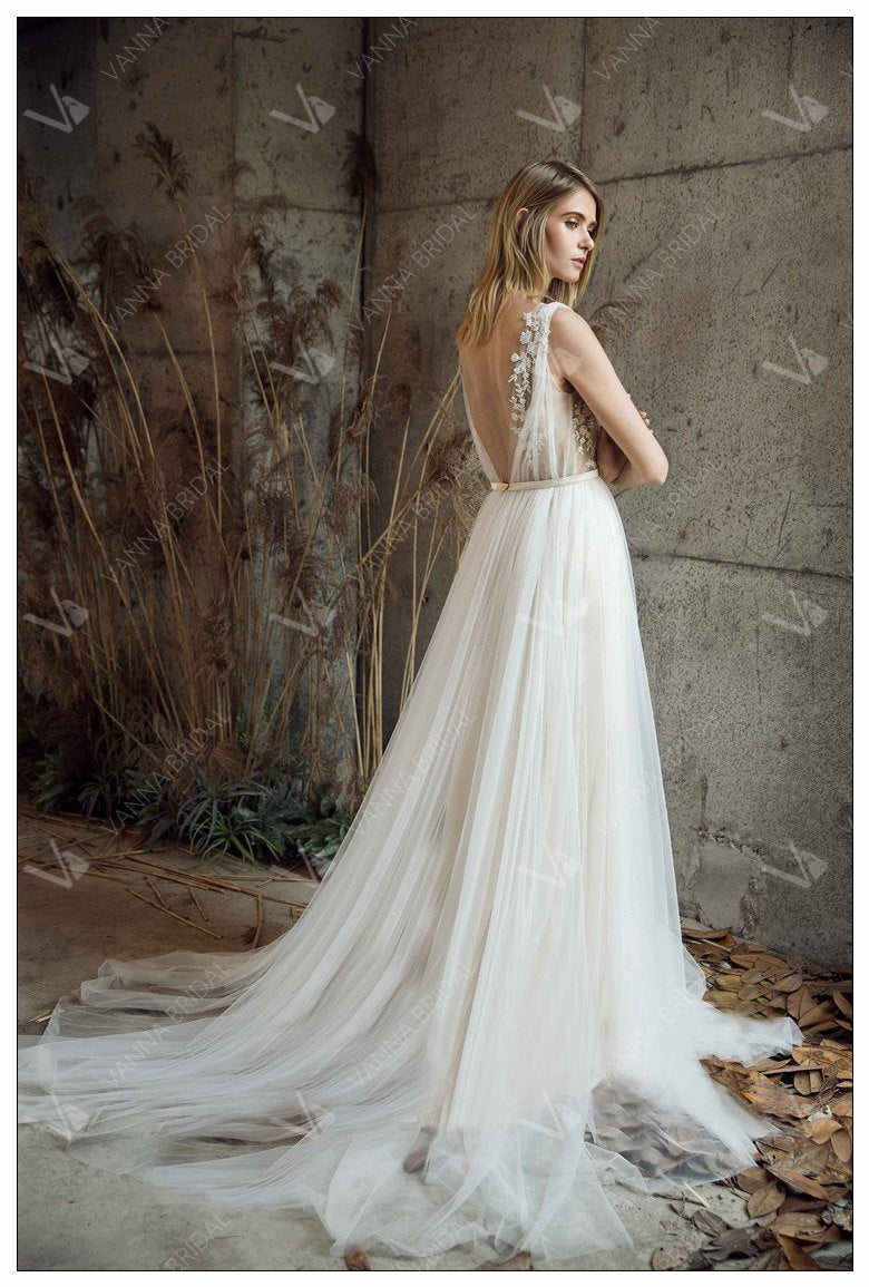 Light luxury champagne gold nude color outdoor sunshine realistic lawn wedding light yarn retro Sen tied out light wedding dress.