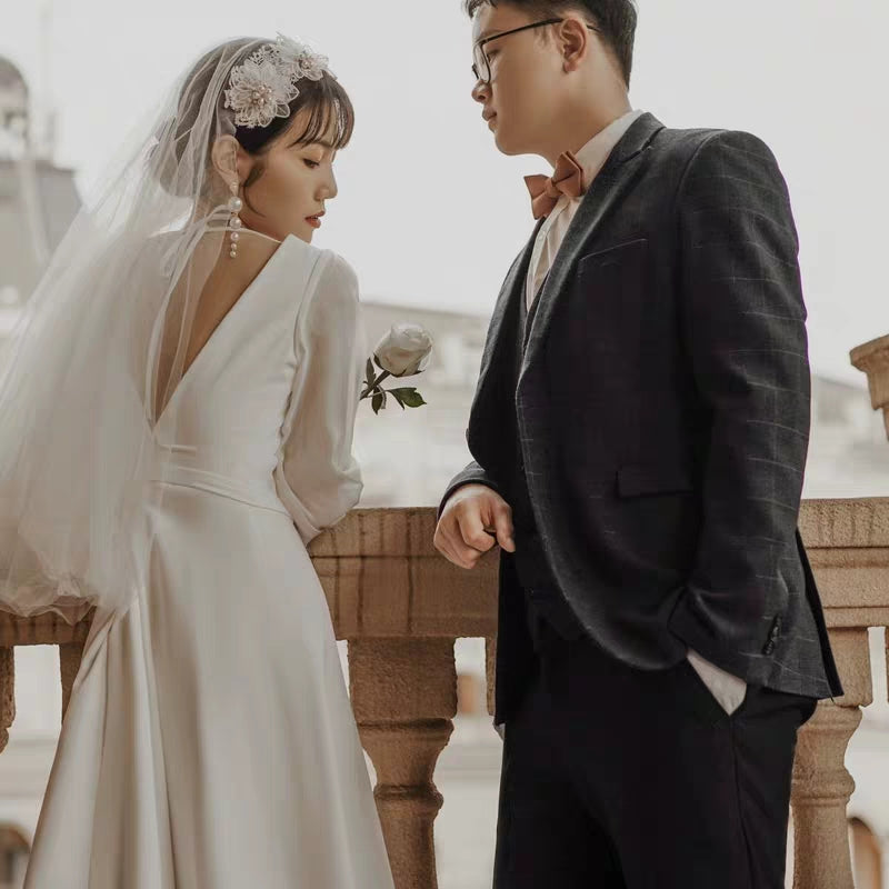 French light wedding dress 2020 new bride white satin simple retro Hepburn wind wedding dress small tail welcome yarn.