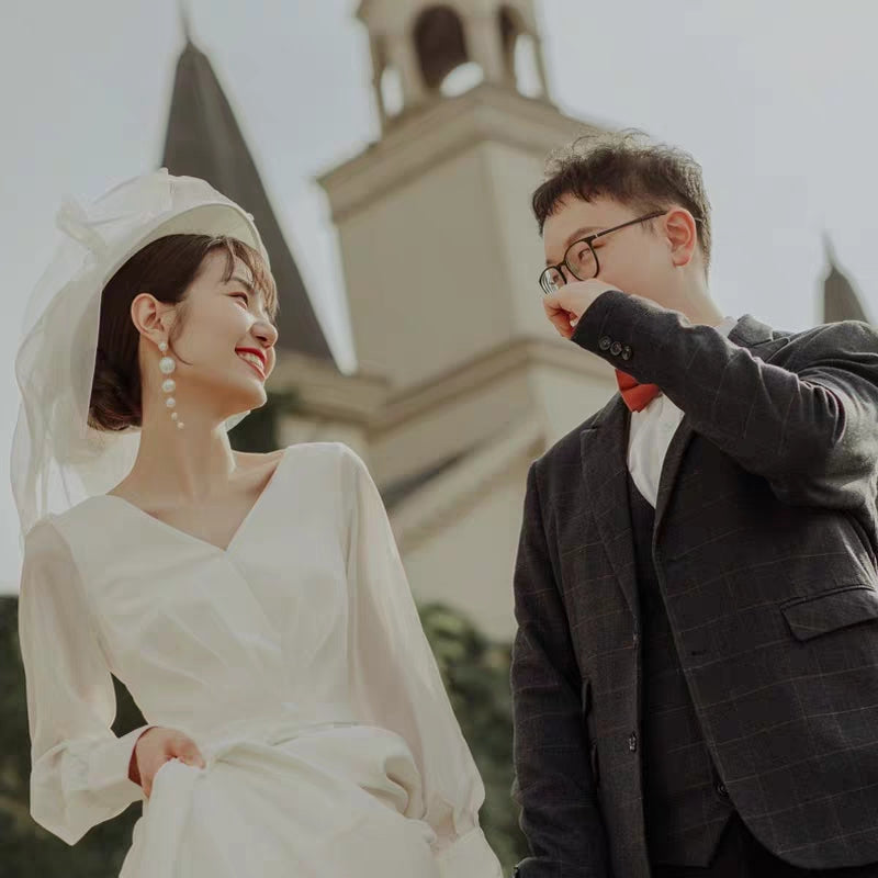 French light wedding dress 2020 new bride white satin simple retro Hepburn wind wedding dress small tail welcome yarn.