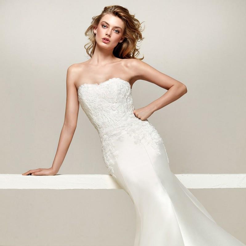 French main wedding dress 2022 new simple one-word shoulder satin appear thin fishtail wedding dress out of the tail can be removed