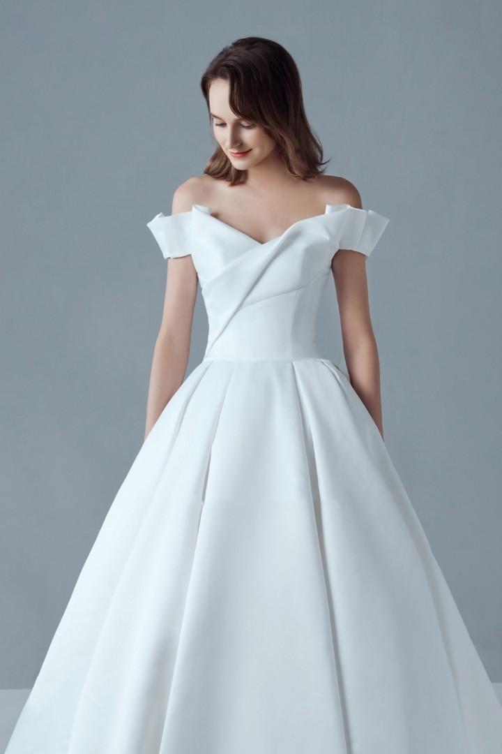 French satin wedding dress 2022 new simple word shoulder thin tail bride wedding main wedding dress super immortal