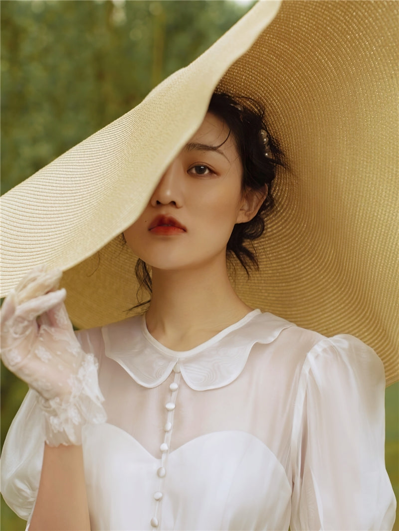 White Fairy: Travel light wedding dressnew Sen system retro simple French Hepburn bride go out yarn autumn.