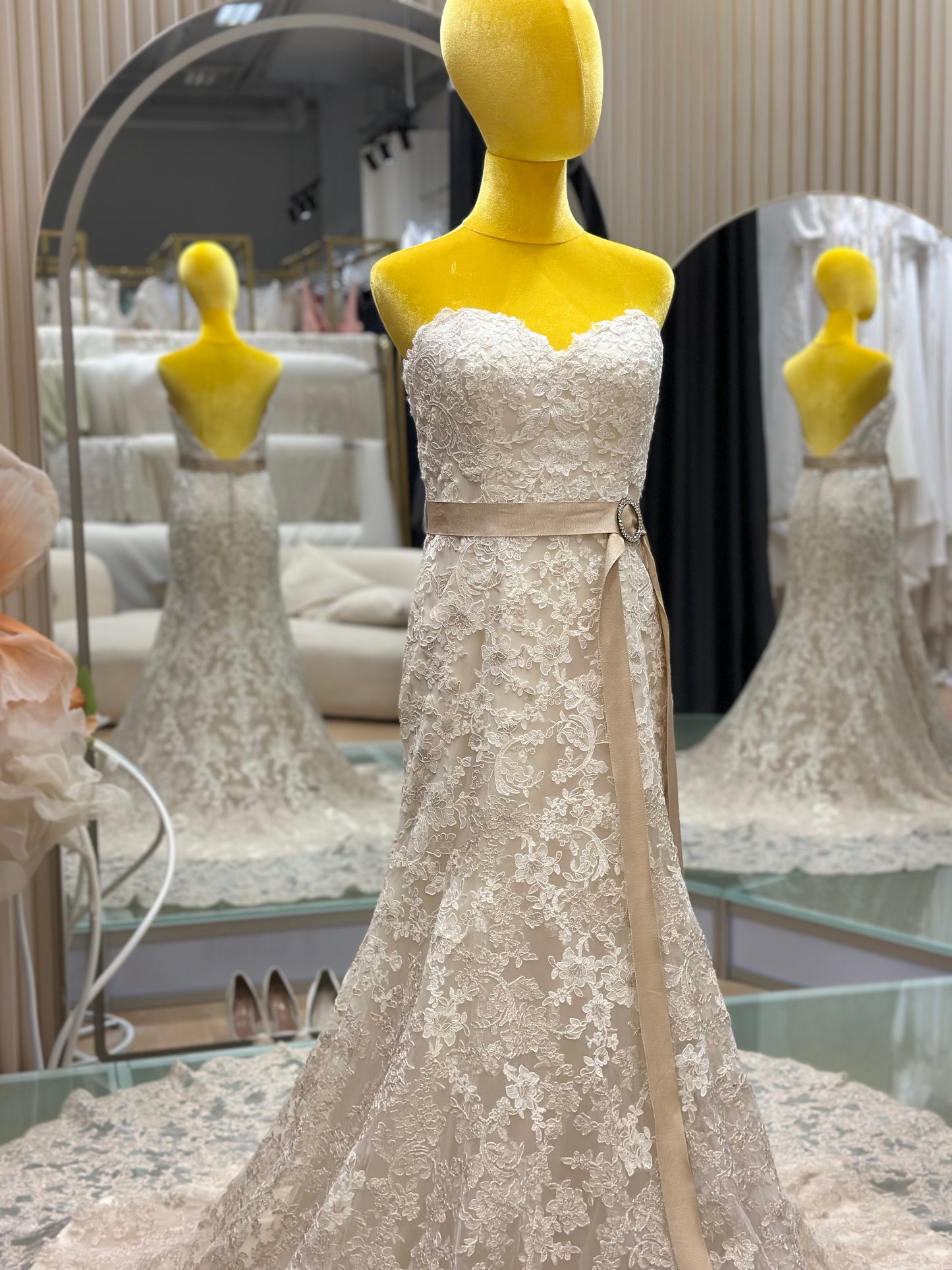 BG-WED-AME-10042 WEDDING GOWN LUX FABRIC FULL FABRIC LACE WITH BEADED SIZE S BUST 86-90 WAIST 70-72 HIP 100