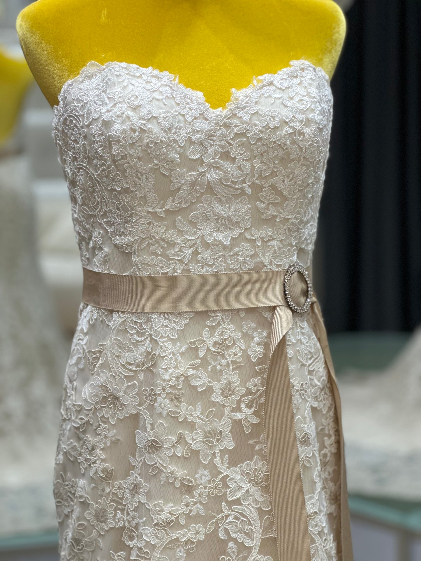 BG-WED-AME-10042 WEDDING GOWN LUX FABRIC FULL FABRIC LACE WITH BEADED SIZE S BUST 86-90 WAIST 70-72 HIP 100