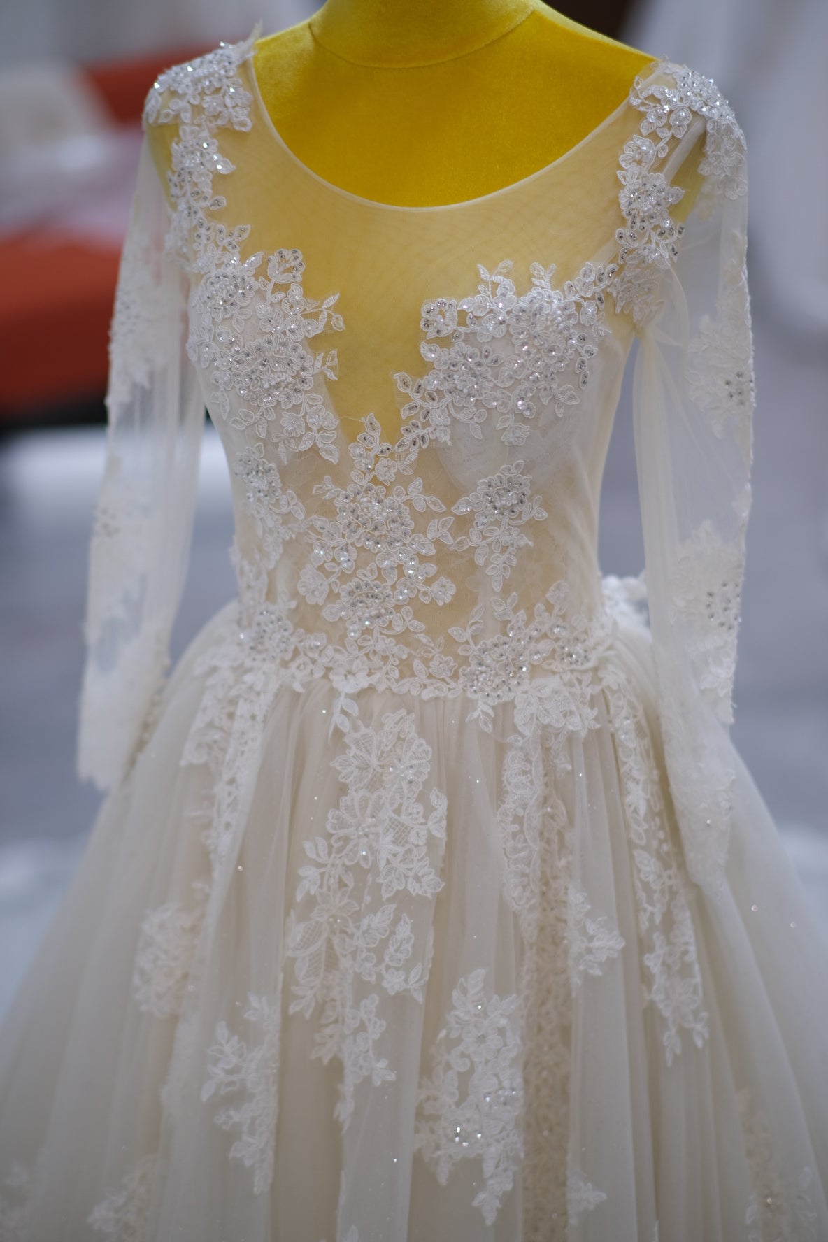 BG-WED-AME-10073 WEDDING GOWN PREMIUM FABRIC FULL LACE WITH BEADED SIZE S BUST 80-84 WAIST 64-68 HIPS 94