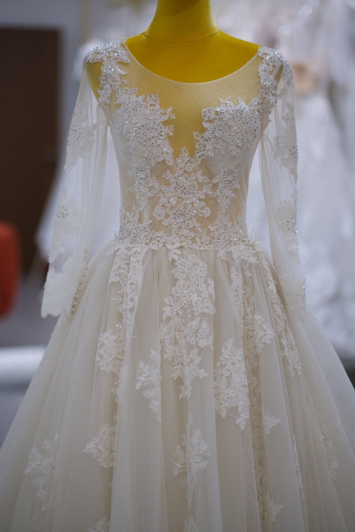 BG-WED-AME-10073 WEDDING GOWN PREMIUM FABRIC FULL LACE WITH BEADED SIZE S BUST 80-84 WAIST 64-68 HIPS 94