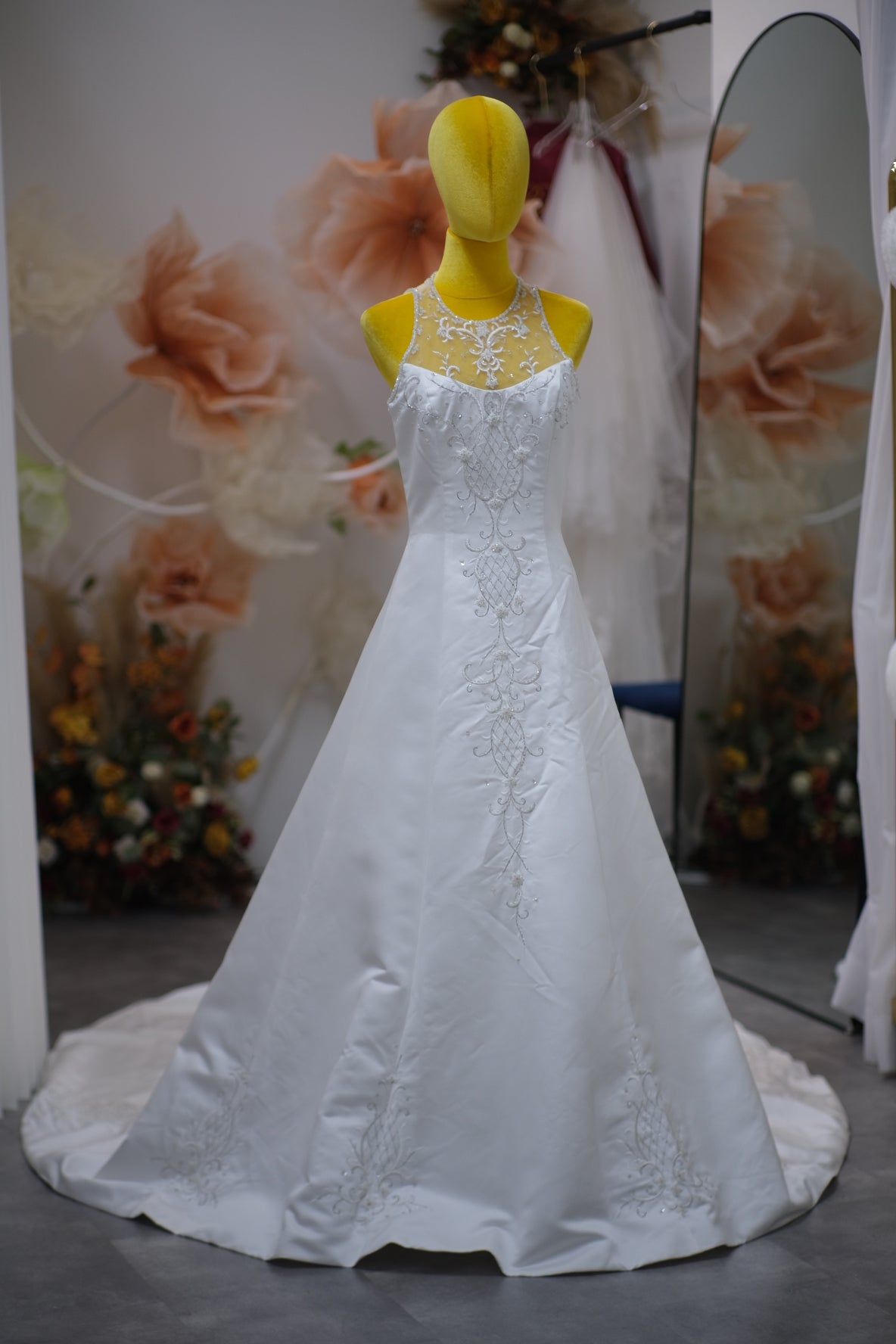 BG-WED-AME-10074 WEDDING GOWN PREMIUM FABRIC HALF LACE WITH BEADED SIZE L BUST 91 WAIST 71