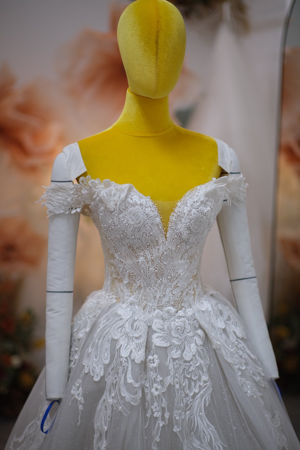 BG-WED-AME-10078 WEDDING GOWN LUX FABRIC FULL HALF LACE WITH BEADED SIZE XS BUST 78-82 WAIST 64-66