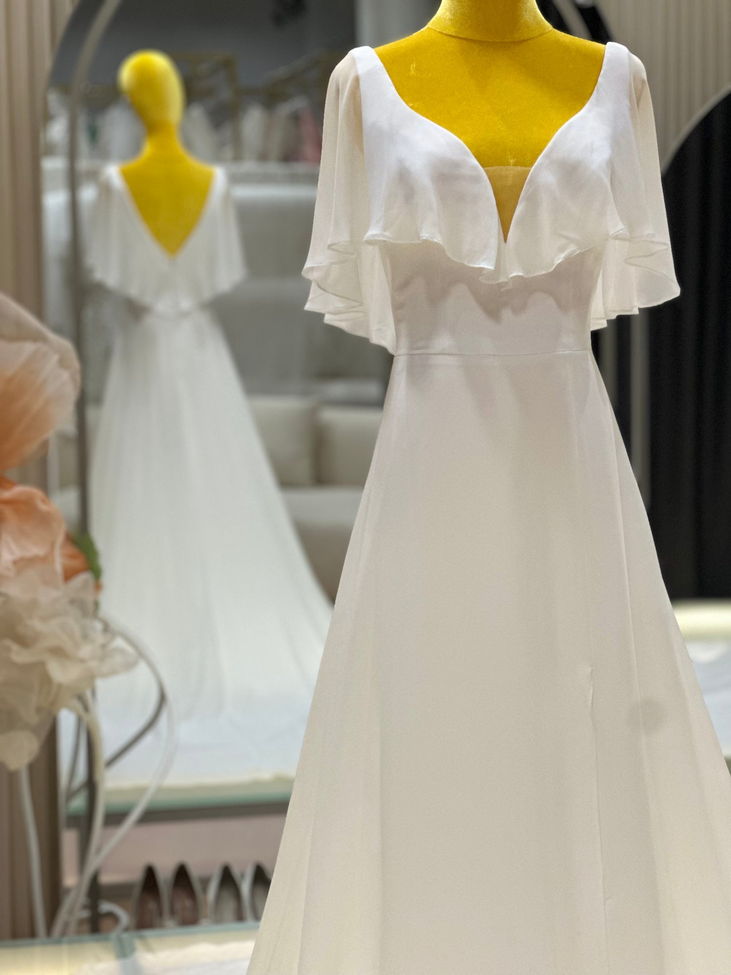 BG-WED-AME-10116 WEDDING GOWN FABRIC PLAIN WITH PLEATED SIZE M BUST 84 WAIST 69